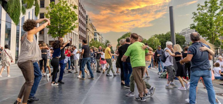 TANGO UND SALSA AM KÖ-BOGEN