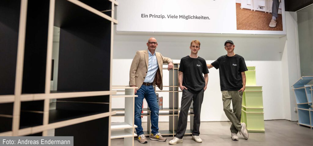 Alexander Balzer (Centermanager KÖ Galerie Düsseldorf) mit den Gründern Jonathan Knyrim und Jakob Hunold © Andreas Endermann (2)