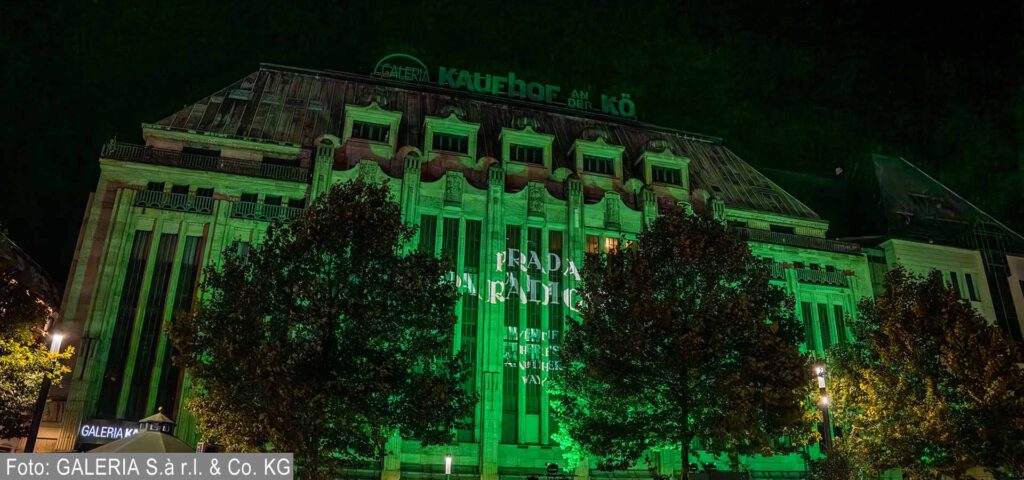 GALERIA BELEUCHTET KÖNIGSALLEE-FASSADE