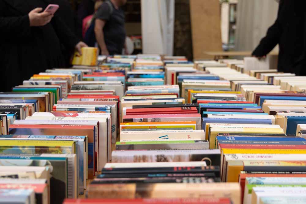 Stand mit Büchern