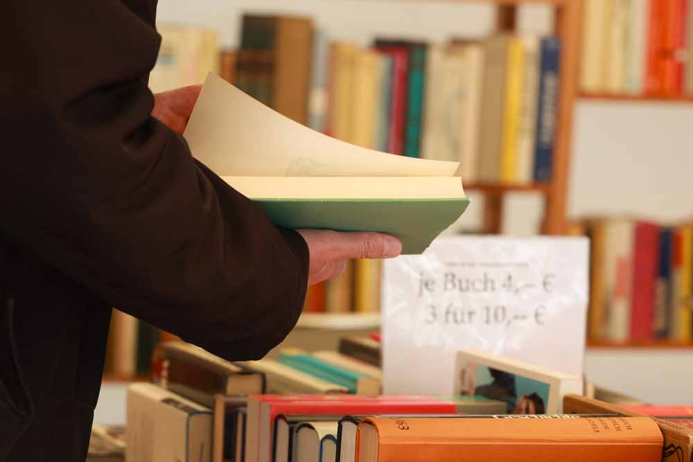 Person blättert durch Buch