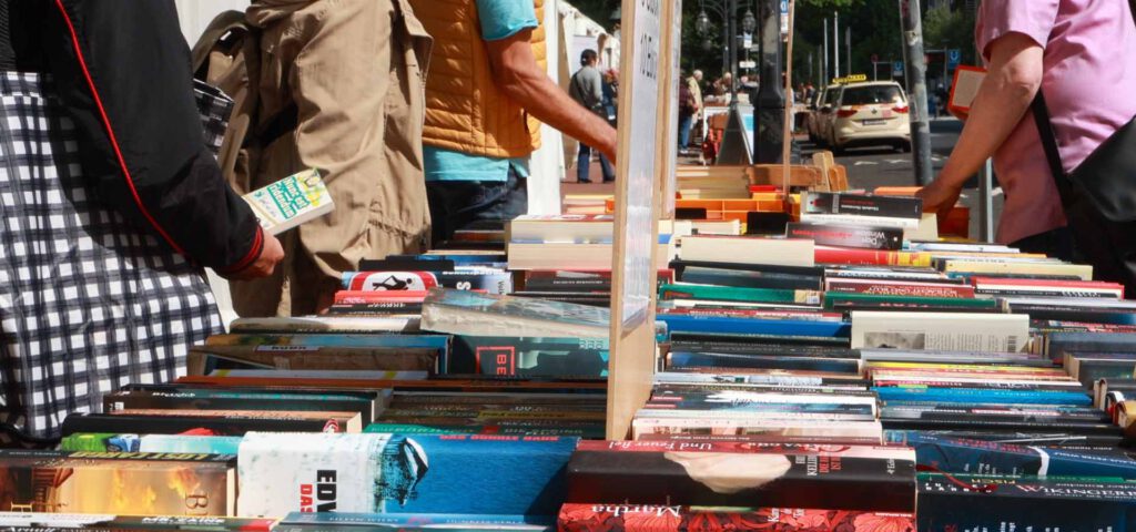 Stand mit Büchern