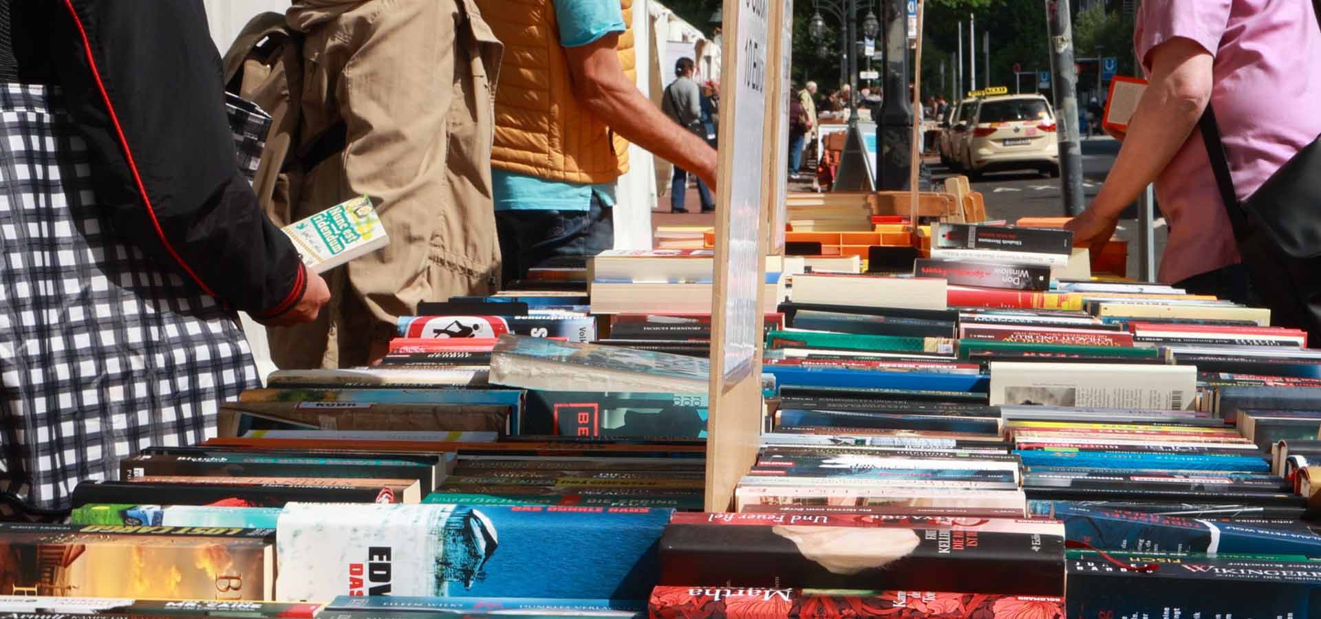 Stand mit Büchern