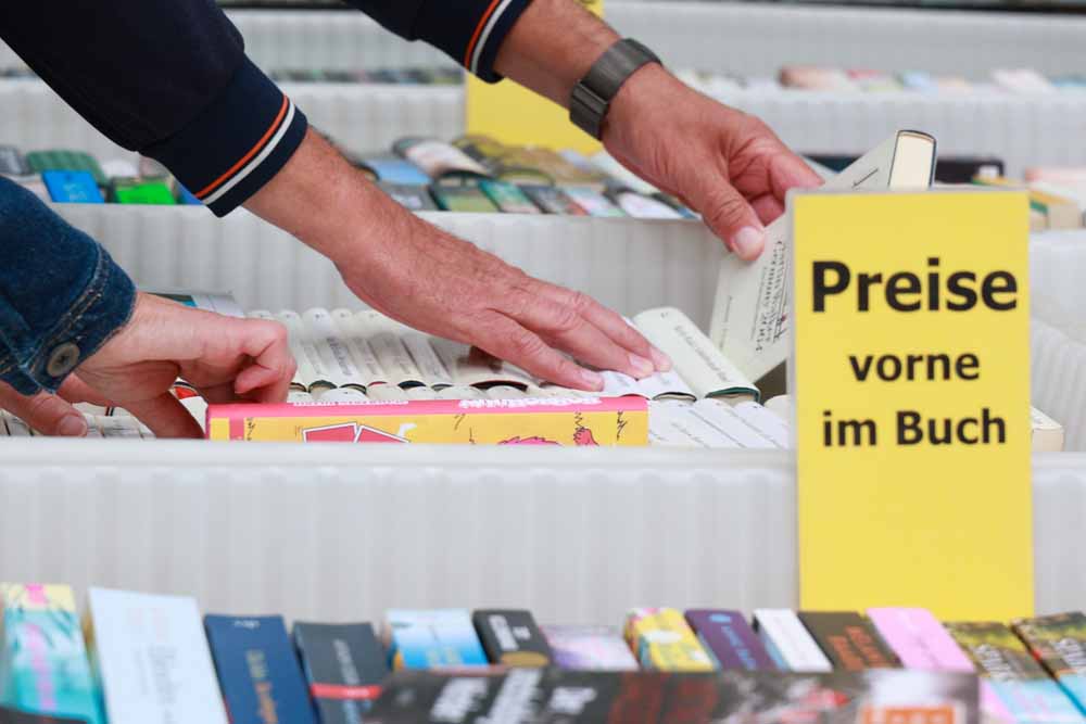 Stand mit Büchern