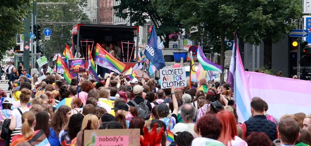 TAUSENDE MENSCHEN BEIM CSD IN DÜSSELDORF