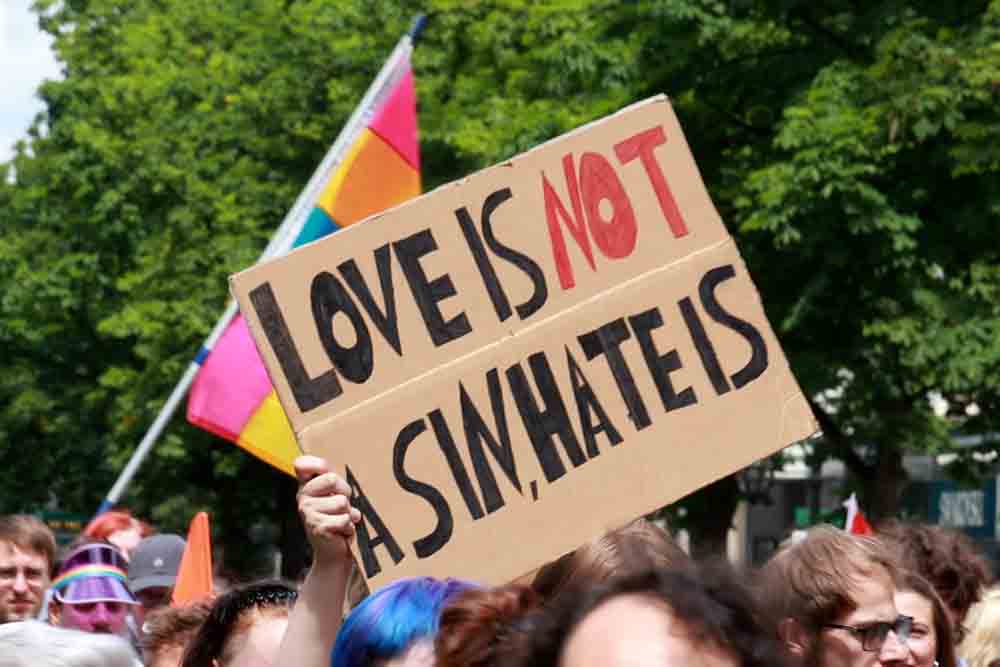 Schild wird hochgehalten