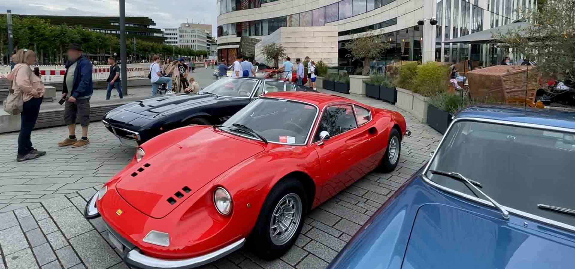 Klassische Automobile und Besucher