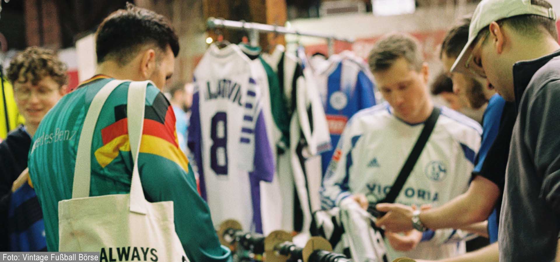 Menschen auf der Vintage-Trikotbörse