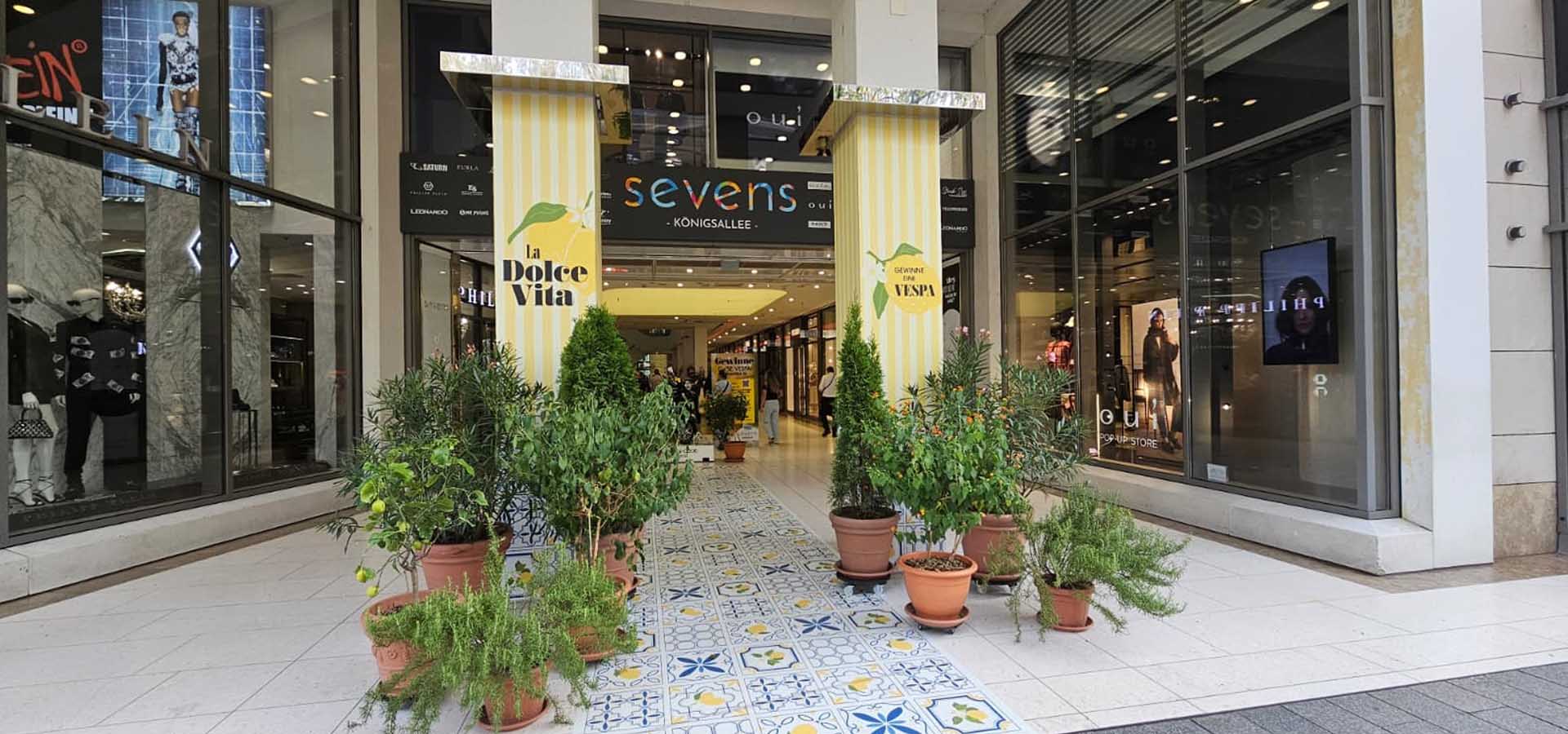 La Dolce Vita-Dekoration am Eingang des Sevens 